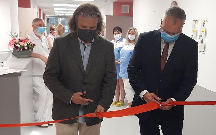 FOTO: V kadaňské nemocnici otevřeli zbrusu nové šestinedělí. Prohlédněte si moderní pokoje s vlastní koupelnou