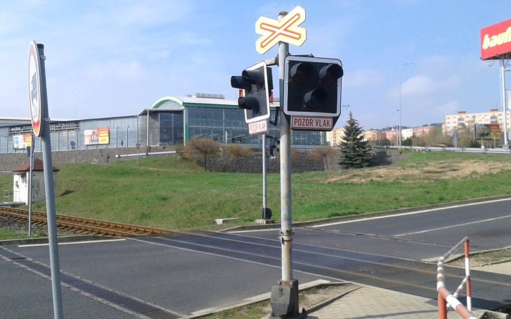 Vážná nehoda! Na železničním přejezdu u obchodní zóny se srazil vlak s autem. Hledají se ženy z vlaku i další svědci