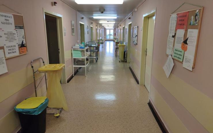 Těžce nemocných s covidem přibývá, v chomutovské nemocnici už je musejí ukládat i na gynekologii