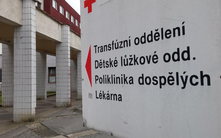 Chomutovská nemocnice musí otevřít už páté covid oddělení, začíná jezdit odběrová sanitka