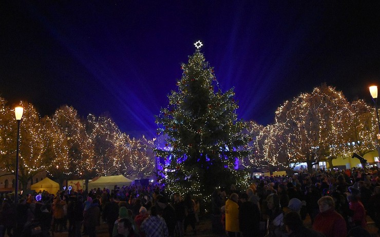 Advent v Jirkově: Vánoční strom se rozsvítí v záměrně neurčený čas, o svařák na náměstí nejspíš nepřijdete