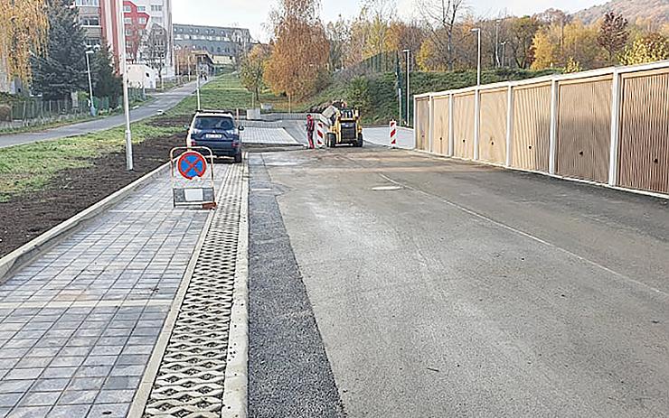 V Jirkově přibylo další parkoviště. Prostory k výstavbě nových parkovacích míst ve městě docházejí
