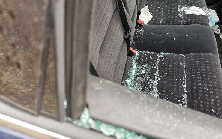 To se nepovedlo: Muž rozbil okénko u zaparkovaného auta, v tu chvíli kolem projížděli strážníci