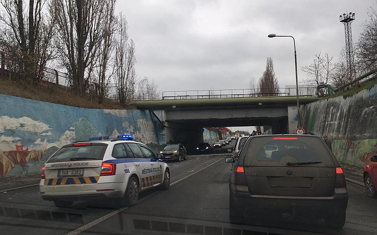 AKTUÁLNĚ: Řidiči, pozor na Pražské! Dopravu pod viaduktem směrem z centra odklánějí strážníci