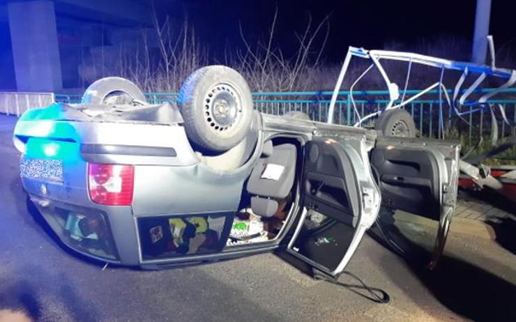 Chomutovan nezvládl řízení, auto přetočil na střechu. Byl totálně na mol!