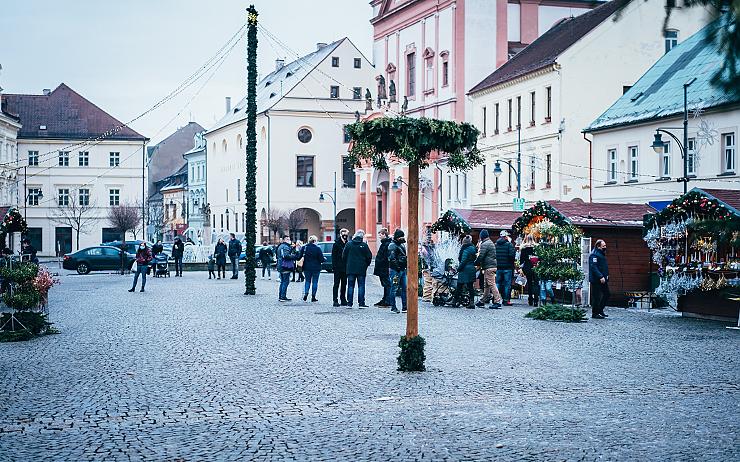 Tradiční zvonici na chomutovském náměstí nahradila vánoční májka. Může za to covid