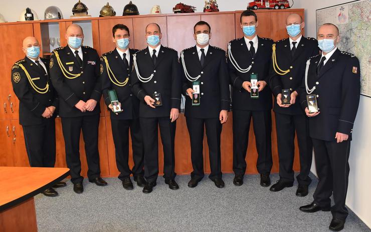 Chomutovští hasiči převzali služební medaile za věrnost a čestná uznání za práci při zvládání pandemie 