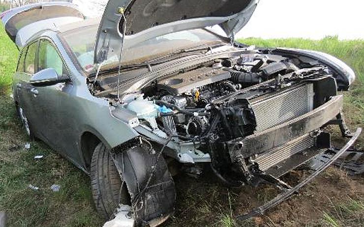 Auto na Chomutovsku skončilo v příkopu, řidičku vzali do péče záchranáři