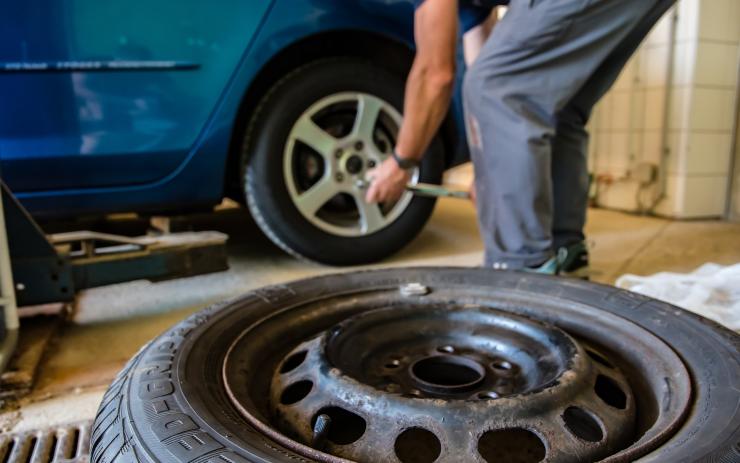 Stále více řidičů používá zimní pneumatiky celoročně, může to mít fatální následky! Patříte mezi ně?