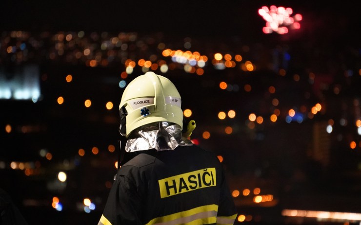 Účet za silvestrovskou noc: Hasiči likvidovali 11 požárů. Pro policisty to byla smutná premiéra