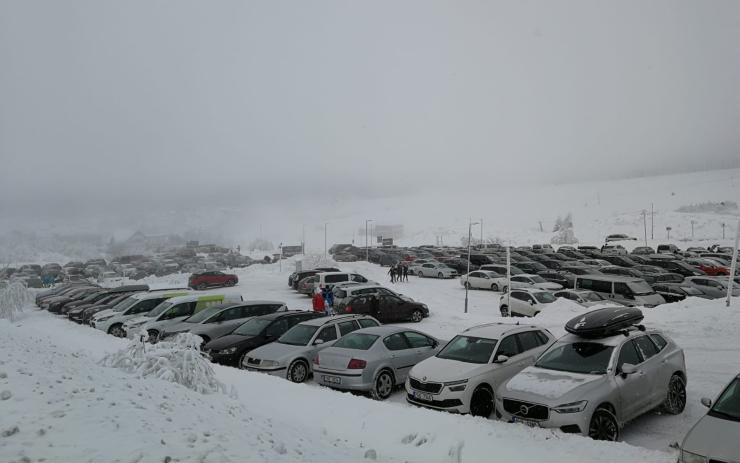 FOTO DNE: Kalamita na horských parkovištích! Z Čechů se stali běžkaři, když nemůžou na sjezdovky