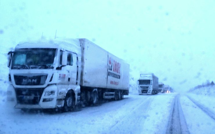 AKTUÁLNĚ: Sníh komplikuje dopravu v horách na Chomutovsku! Havarovaný kamion zablokoval silnici