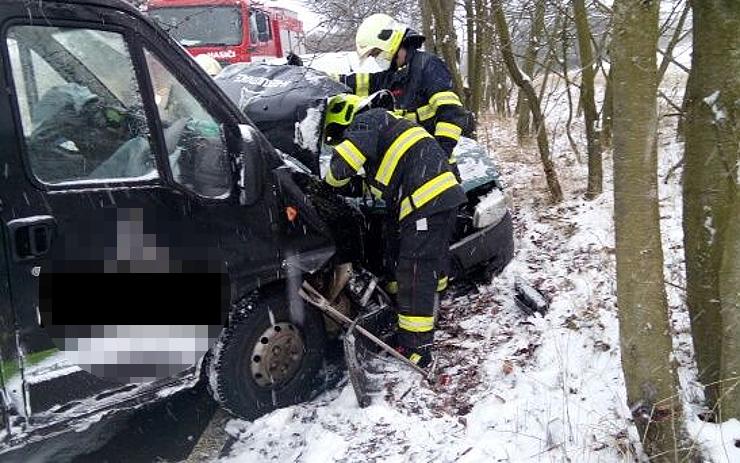 AKTUÁLNĚ: Další nehody na Chomutovsku! Na třináctce u Prunéřova zasahují záchranáři, silnice je uzavřena