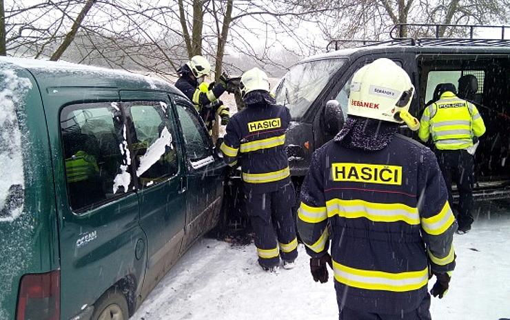 AKTUÁLNĚ: Sníh opět trápí řidiče, na silnicích přibývá jedna nehoda za druhou!