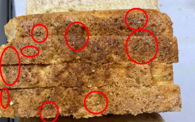 VAROVÁNÍ: Toustový chléb obsahuje ostré kovové střepiny! Nemáte ho náhodou doma?
