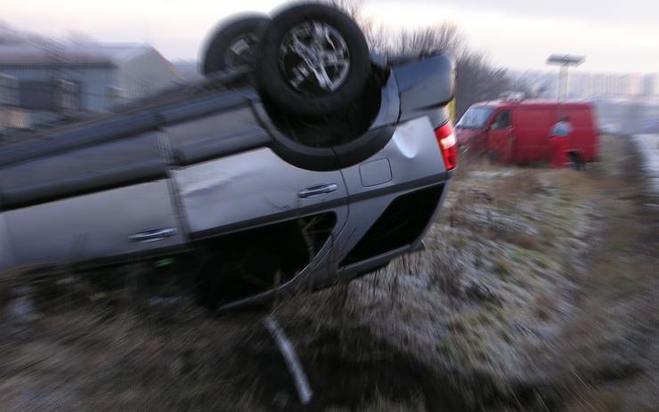 Auto u Chomutova dostalo smyk, několikrát se převrátilo přes střechu! Policie hledá znečistitele silnice