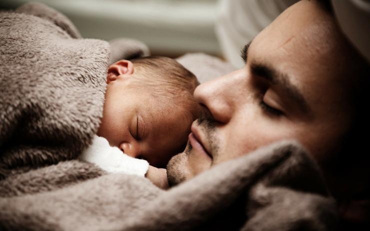 Otcovská pomáhá novopečeným tatínkům už tři roky. Komu a za jakých podmínek náleží?