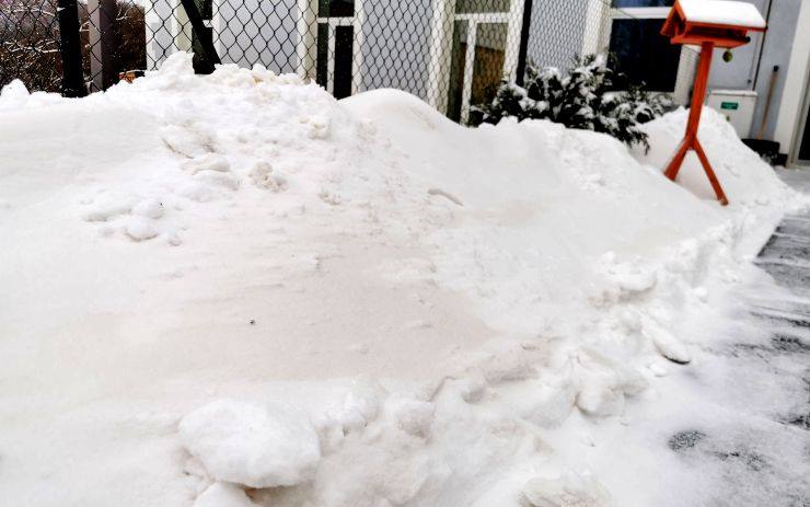 Napadl u vás také oranžový sníh? Meteorologové vysvětlují, co se stalo