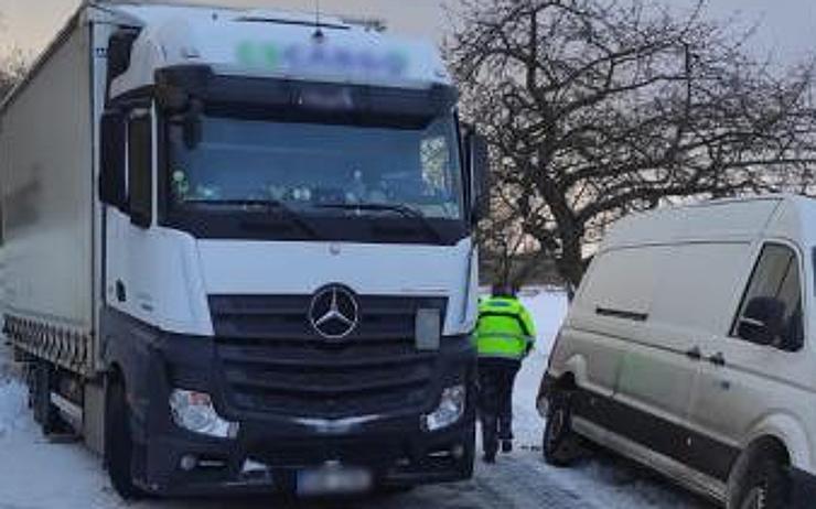 AKTUÁLNĚ: Řidiči pozor, dopravu u obchodní zóny v Otvicích komplikuje uvízlý kamion