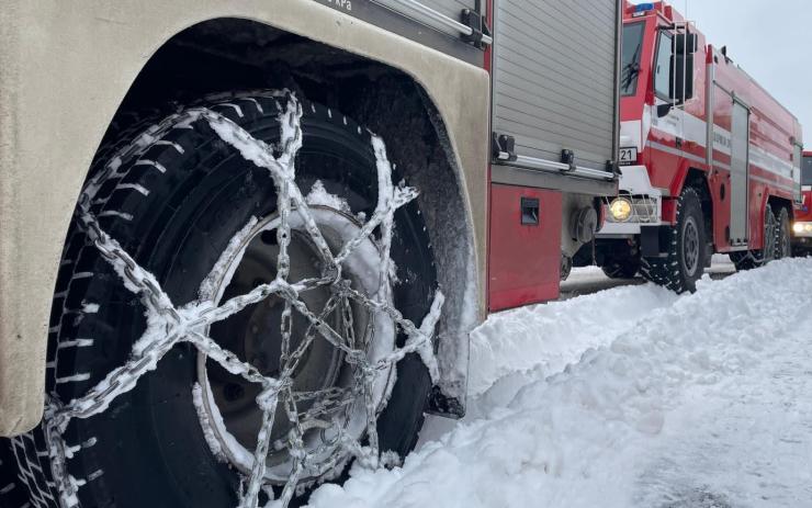 AKTUÁLNĚ: Havárie na silnici z Kadaně do Chomutova. Auto leží na boku v příkopu