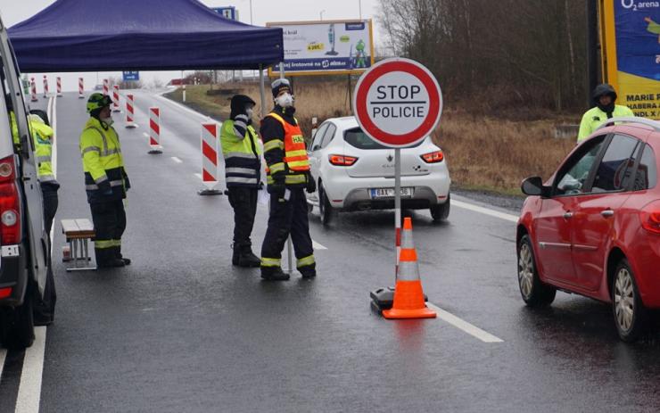 Němci stopli veřejnou dopravu do své země a zavádí namátkové kontroly na hranicích