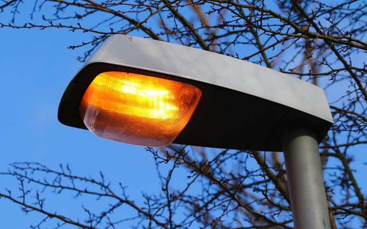 Všimli jste si? v Klášterci blikají pouliční lampy. Město vysvětlilo, proč se tak nejspíš děje