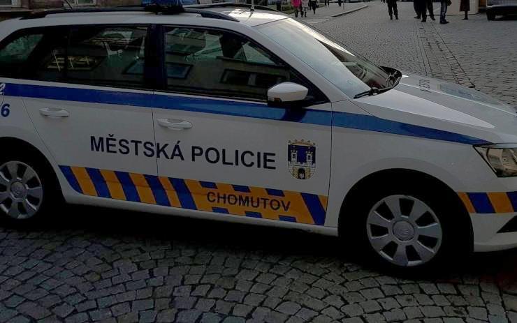 Zloděje na útěku i s lupem dostali strážníci v Chomutově. Skončil v poutech na policejní služebně