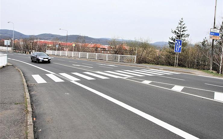 Přechod na Černém mostě, který spojuje hlavní silnici s Jirkovem, byl obnovem