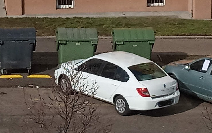 Lidé si v Jirkově stěžují na nevyvezené popelnice. Město vysvětlilo, proč se tak děje