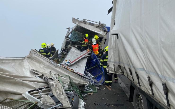AKTUÁLNĚ: Hromadná nehoda čtyř kamionů na dálnici na Prahu! Jeden člověk nepřežil