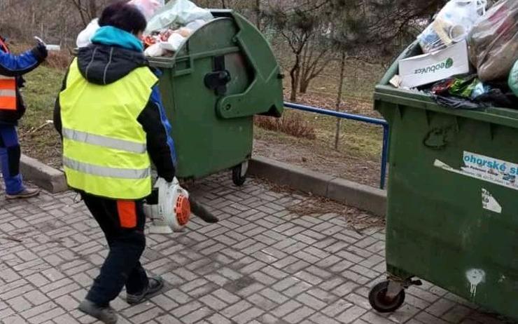 V Jirkově proběhl po zimě úklid stanovišť kontejnerů. V některých lokalitách už je nepořádek zpátky 