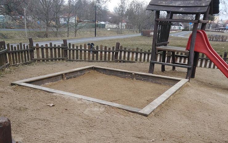 Olejomlýnský park je připraven na hlavní návštěvnickou sezónu. Město ho nechalo po zimě uklidit