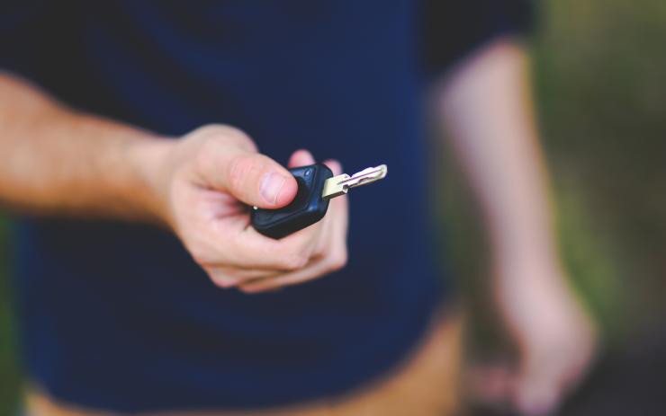 Muž přišel na sídlišti v Chomutově o své auto! Udělal chybu, které zloděj hned využil