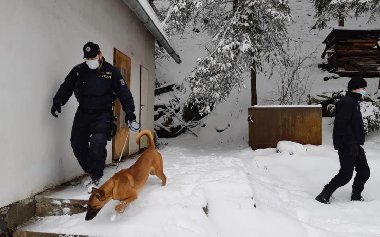 Na Chomutovsku řádil vykradač chat! Pátrá po něm policie