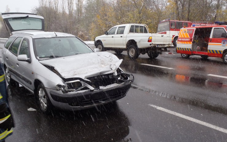 AKTUÁLNĚ: Na třináctce u Málkova se srazilo auto s náklaďákem, silnice je uzavřena