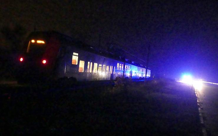 Vlak u Otvic v noci zastavila havárie, cestující museli evakuovat! Co se tam stalo?