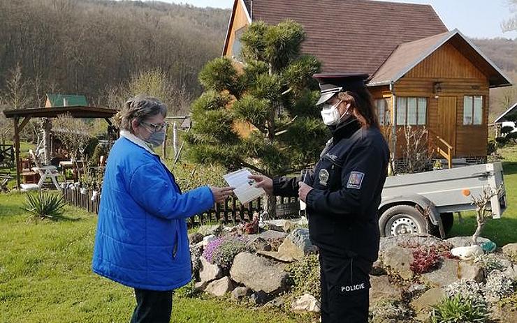 Policisté kontrolovali chatové oblasti podél Ohře. Co dělat, když najdete po zimě svou chatu vykradenou?
