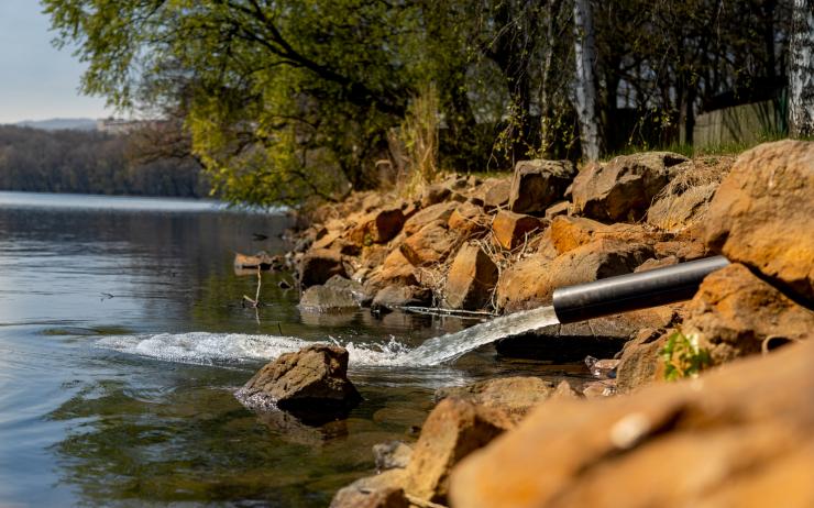 Začalo dočerpávání vody do Kamencového jezera! Hladinu má zvednout o 20 centimetrů