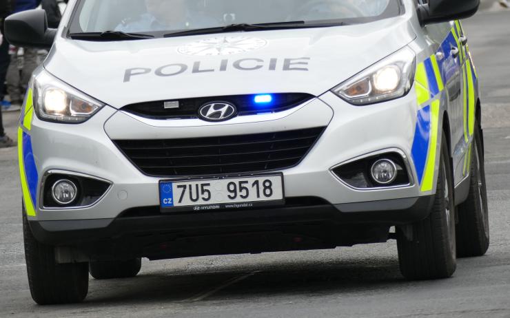 Policisté hledají svědky víkendové nehody tří aut na sídlišti v Chomutově