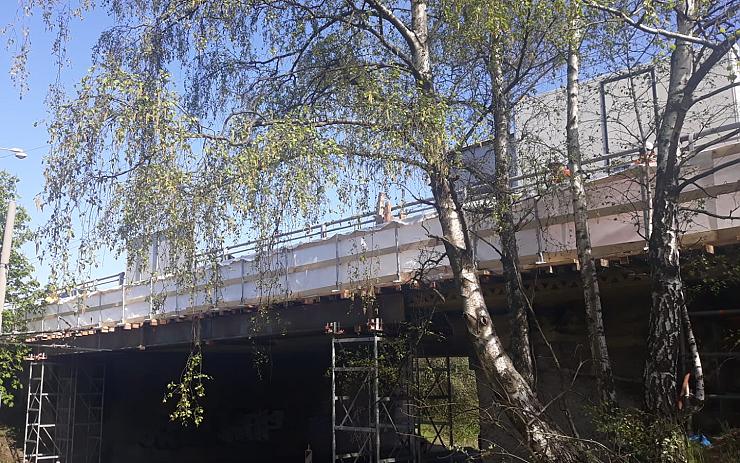 Na mostě u zooparku nyní stavebníci bourají betonové římsy
