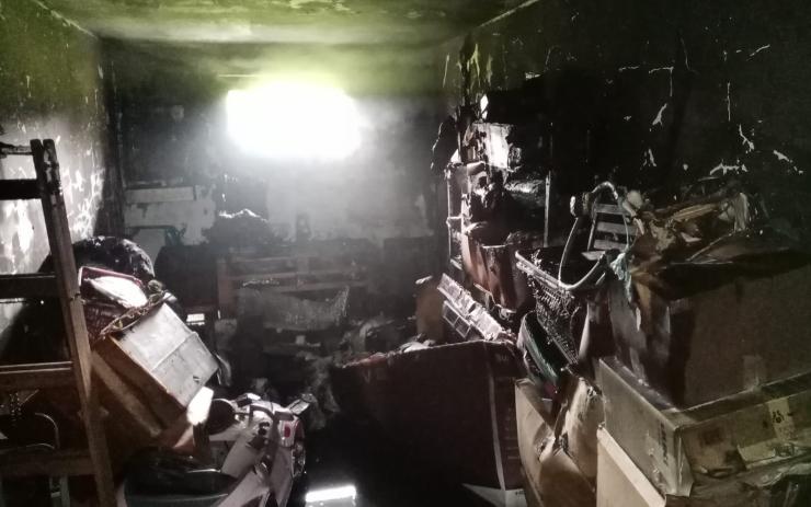 OBRAZEM: Hasiči na Chomutovsku likvidovali požár ve sklepě, lidé museli opustit dům