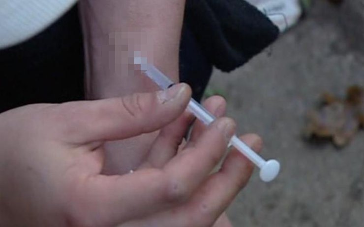 STALO SE: Za nocleh a jídlo platil pervitinem, mladé dívce pomáhal drogu píchat