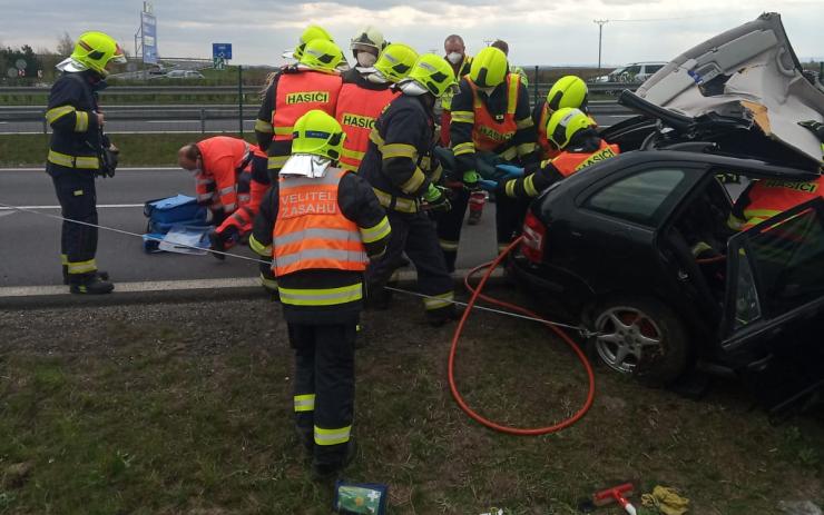 AKTUÁLNĚ: U Droužkovic se srazila dvě auta, probíhají záchranné a vyprošťovací práce