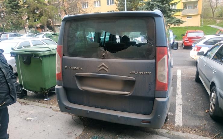 FOTO: Muž si v Chomutově krátil čas rozbíjením oken u zaparkovaných aut
