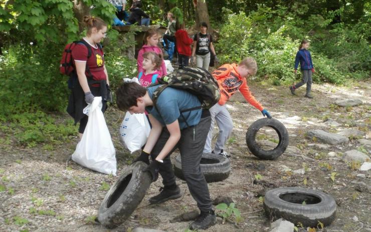 Tomíci opět uklidili Jirkov. Sesbírali 290 kg odpadu! 