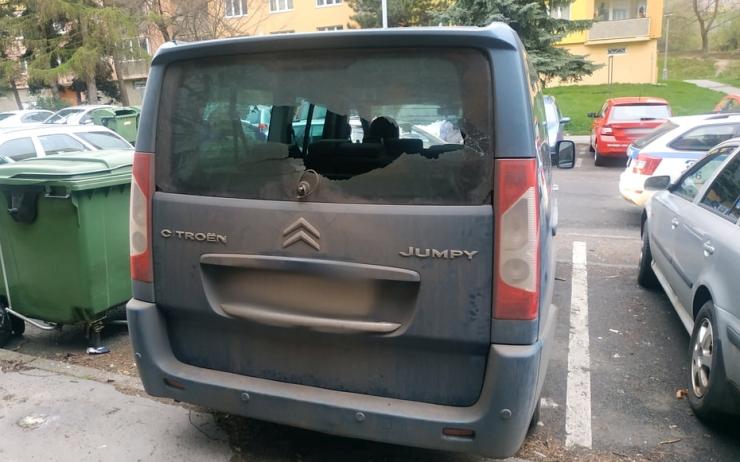 Cizince v Chomutově chytil rapl, tak začal ničit zaparkovaná auta