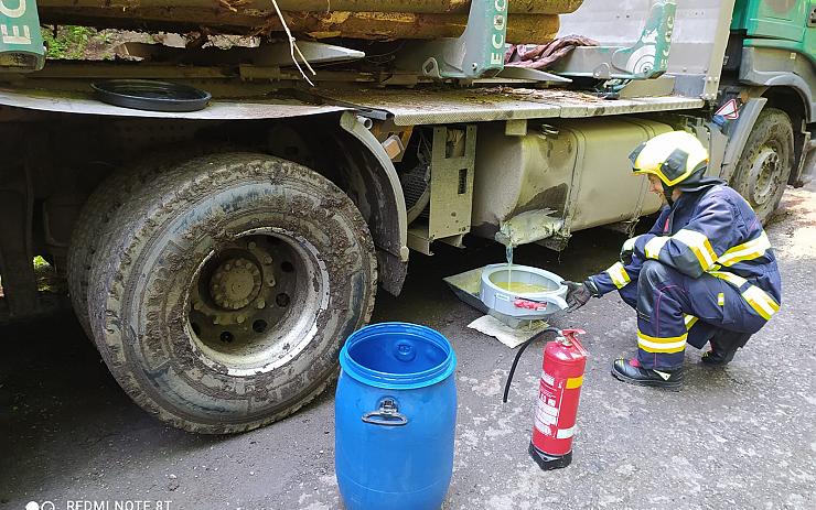 Z proražené nádrže kamionu na Chomutovsku unikala nafta, díky hasičům se nedostala mimo silnici