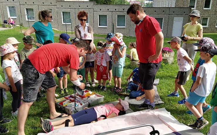 Do školky v Jirkově zavítali záchranáři. Zábavnou formou předvedli dětem svou práci