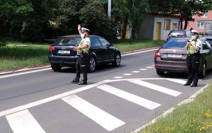 Policisté na Chomutovsku kontrolovali, zda se řidiči věnují řízení. Takhle to dopadlo