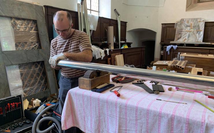 VIDEO: Ve františkánském klášteře v Kadani budou opět znít původní varhany z 18. století. Odborníci je v těchto dnech instalují a ladí
